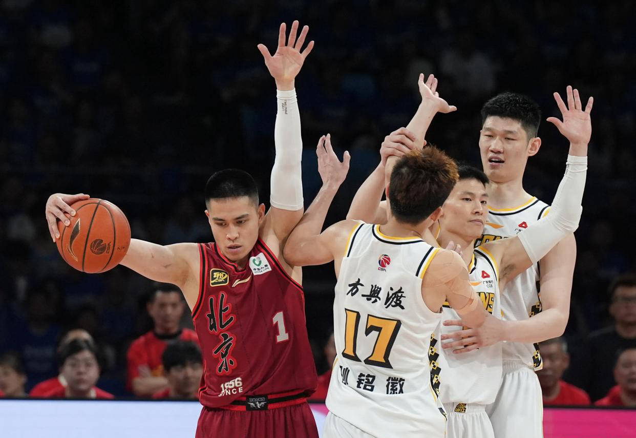 包含广州男篮大胜福建，终结三连败的词条