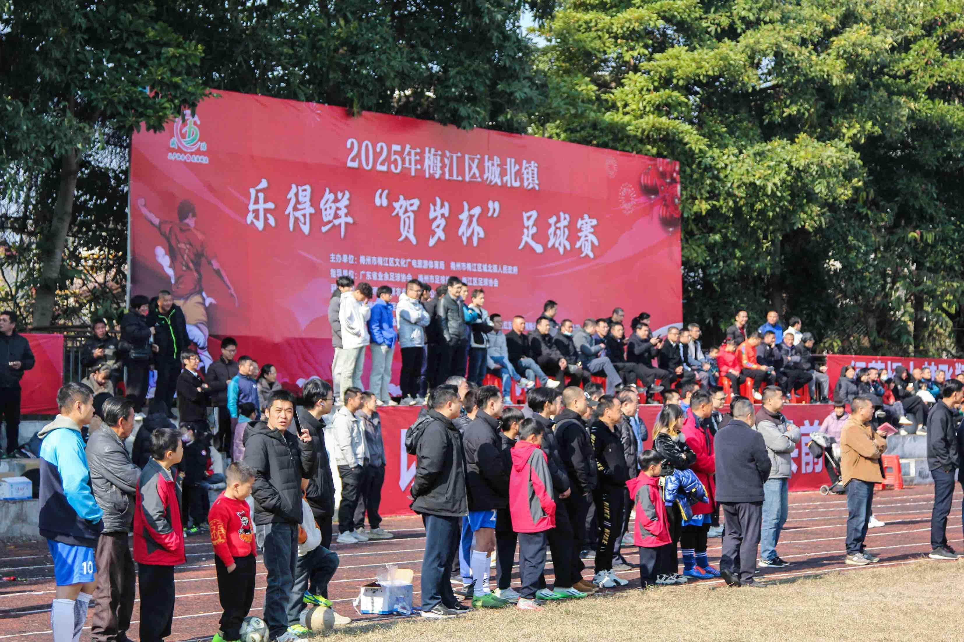 阿尔希拉尔球迷现场助威，球队斗志昂扬的简单介绍