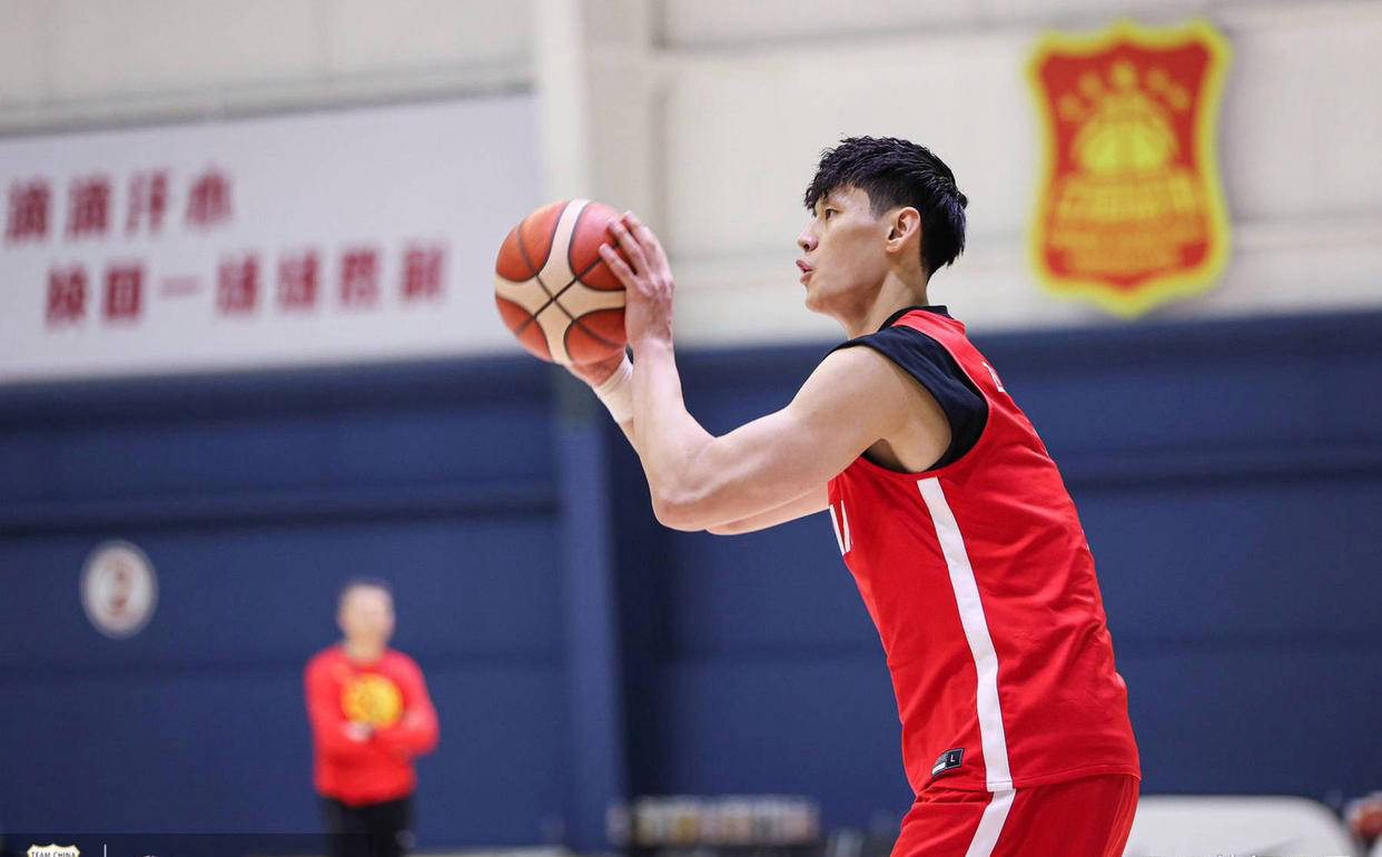 包含卡尔蒂斯教练组强化体能训练，备战关键战的词条