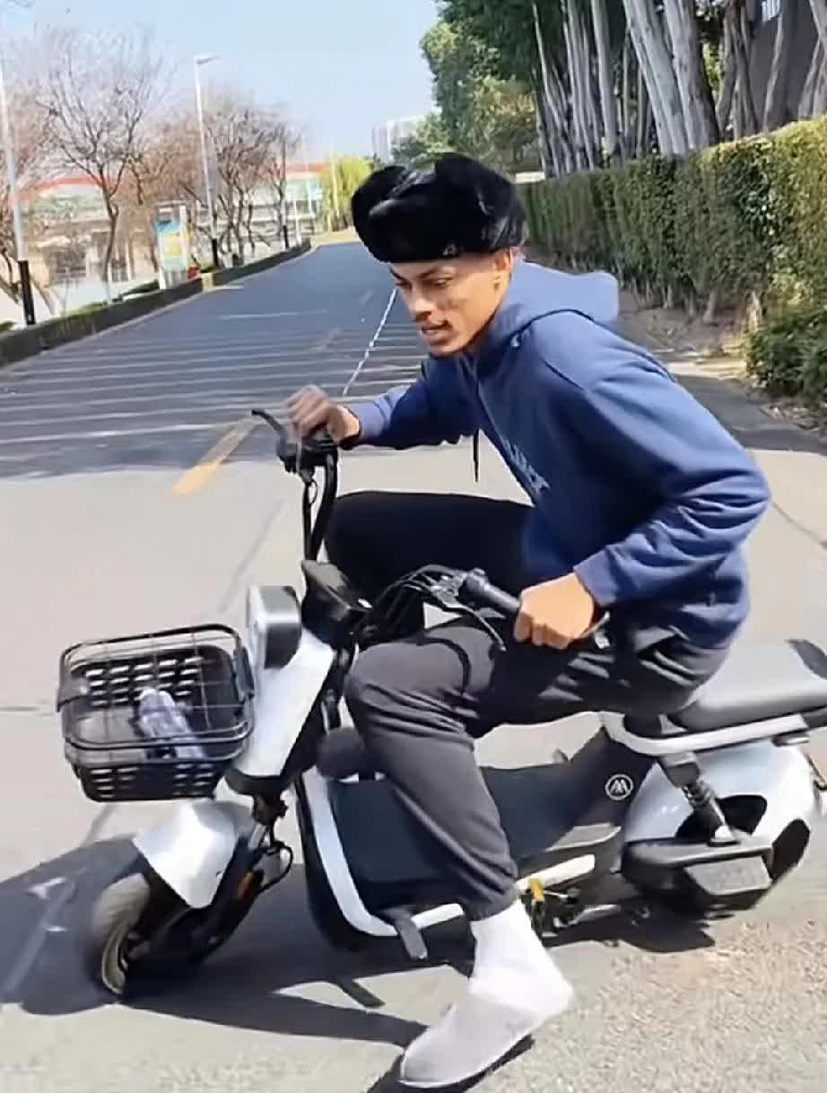 广东外援贝兹利突发受伤倒地无奈坐轮椅离场的简单介绍